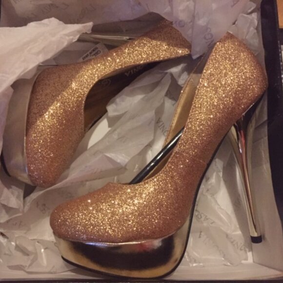 Gold wedge pumps - Picture 2 of 2